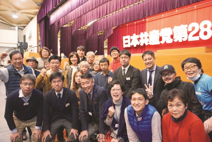 第28回日本共産党大会の会場で大阪の代議員ら＝17日、静岡県熱海市内