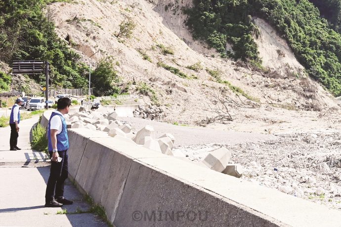 大規模崩落で道路が寸断され、近くの集落では断水が続いていました＝12日、珠洲市内