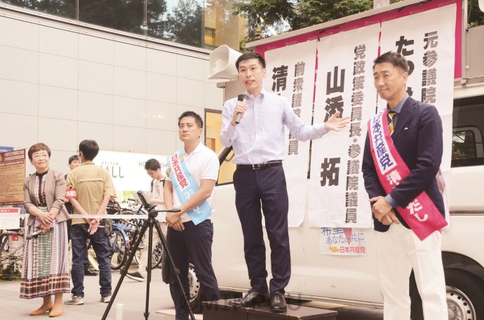 街頭演説で訴える（右から）清水、山添、たつみの各氏と山中智子大阪市議＝６月27日、大阪市都島区内