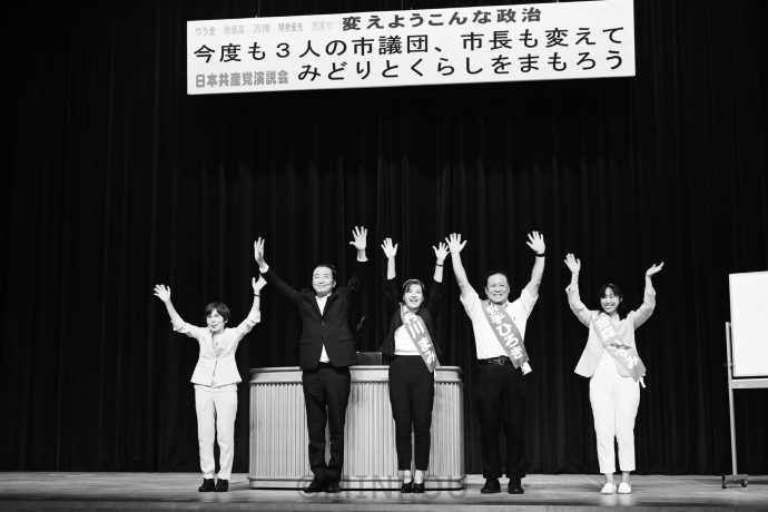 演説会で声援に応える（左から）小林、山下、村川、名手、金森の各氏＝20日、箕面市内