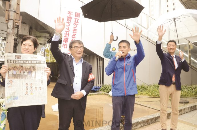 衆院選の投開票を受けて街頭宣伝する（右から）清水、辰巳氏ら＝10月28日、大阪市北区内