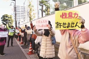 永野市長への抗議宣伝をする市民＝９日、岸和田市役所前